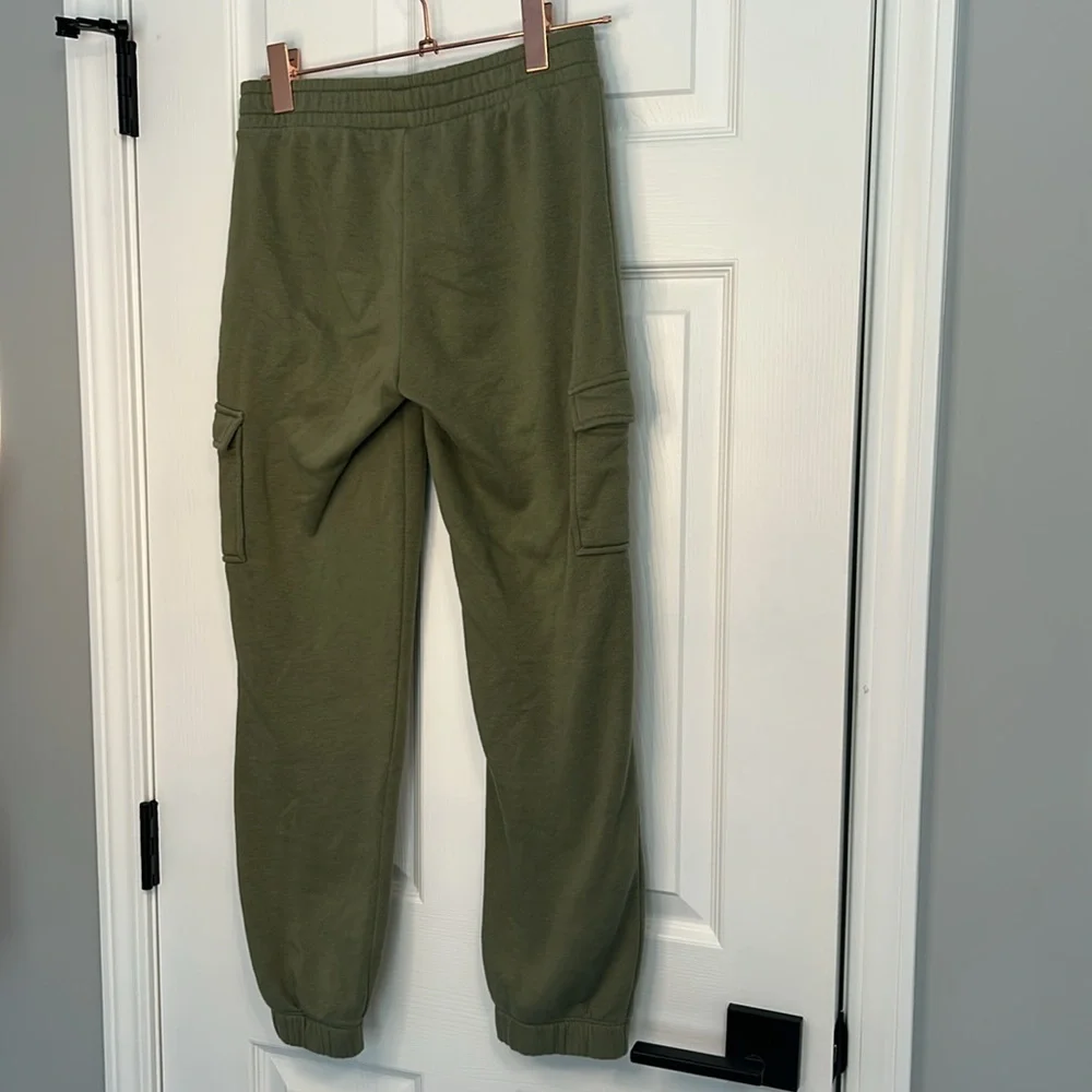 Utility green girl cargo sweatpants with white fuzzy sweater size XL